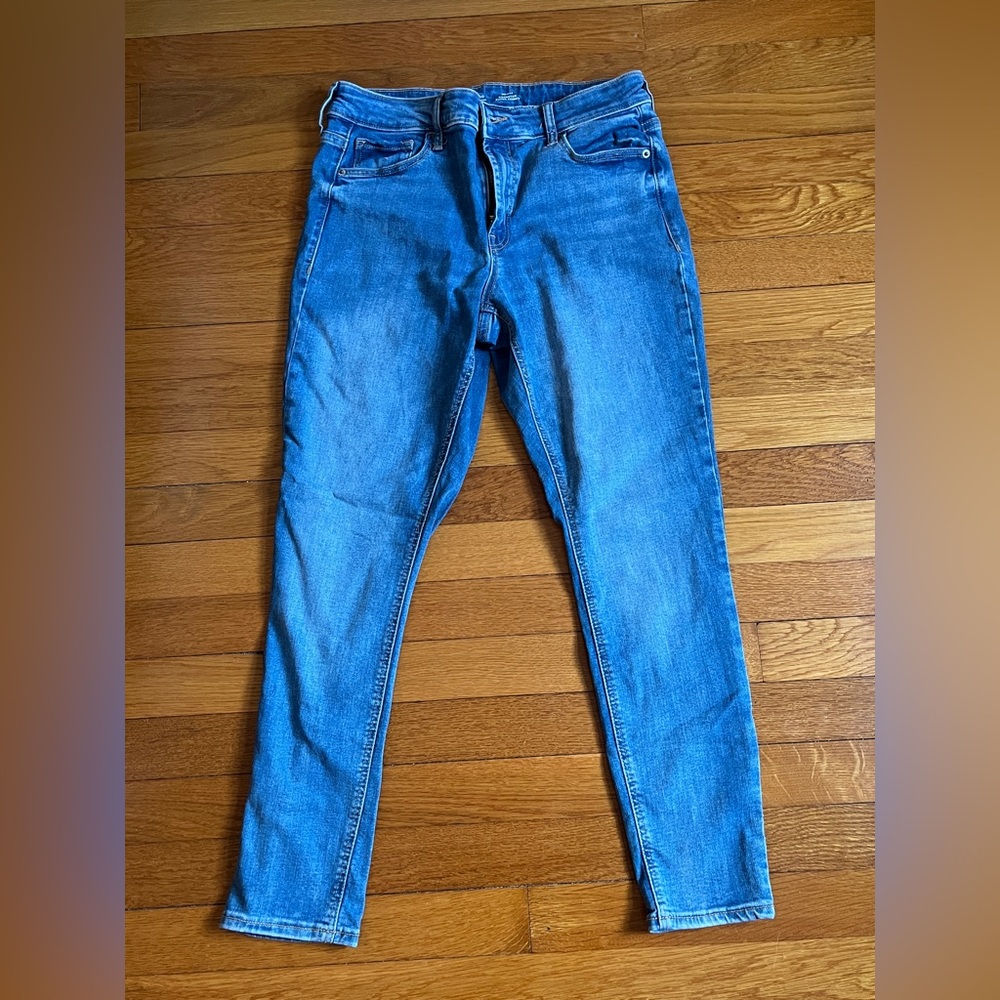 NWOT Old Navy Skinny Jeans, size small, measurements in photos